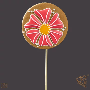 Rózsaszín virágos pálcás mézes sütemény